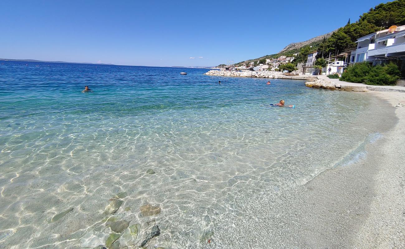 Foto de Poseidon beach con guijarro fino claro superficie