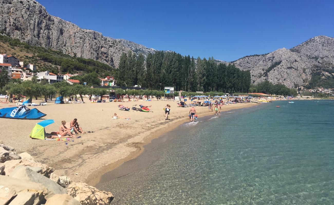 Foto de Playa Galeb con arena oscura superficie