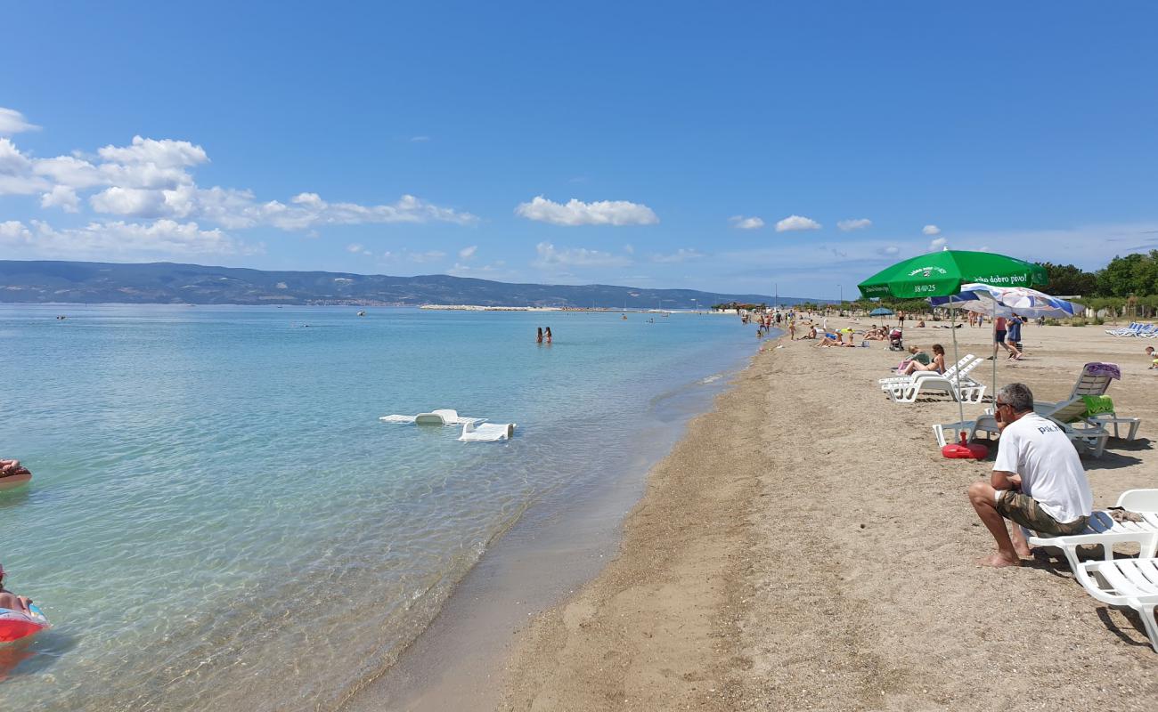 Foto de Omis beach con arena oscura superficie