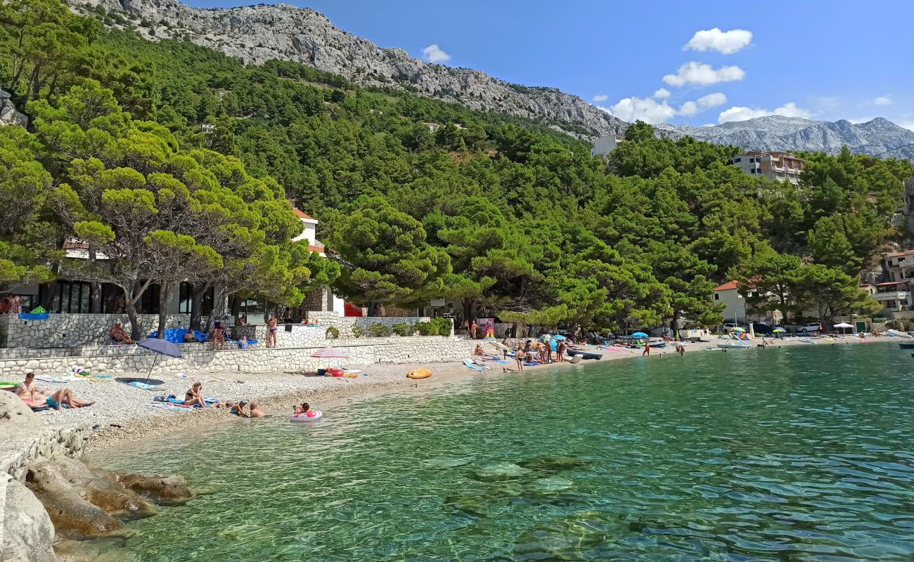 Foto de Playa de Jakirusa con guijarro fino claro superficie