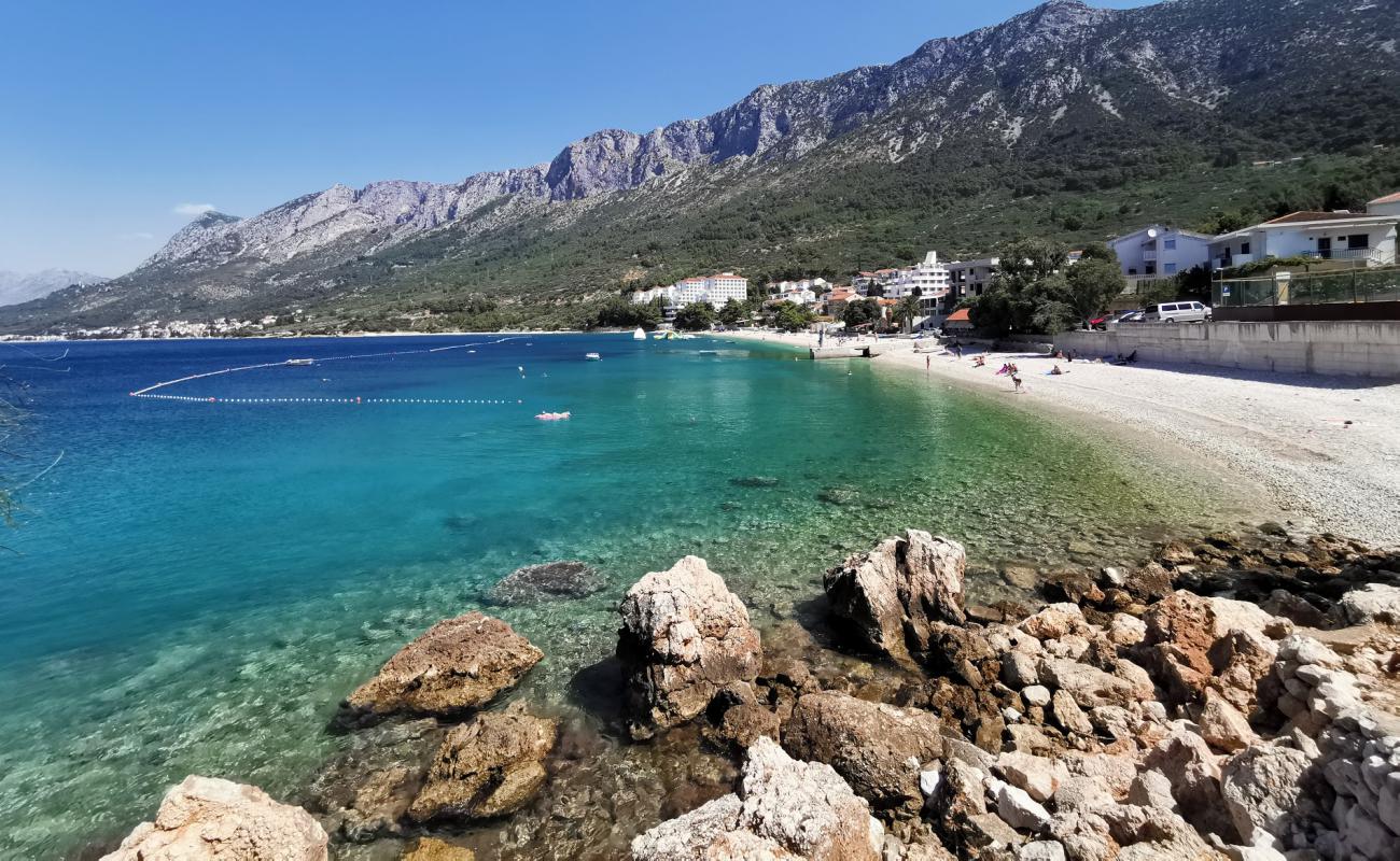 Foto de Gradac beach con guijarro ligero superficie