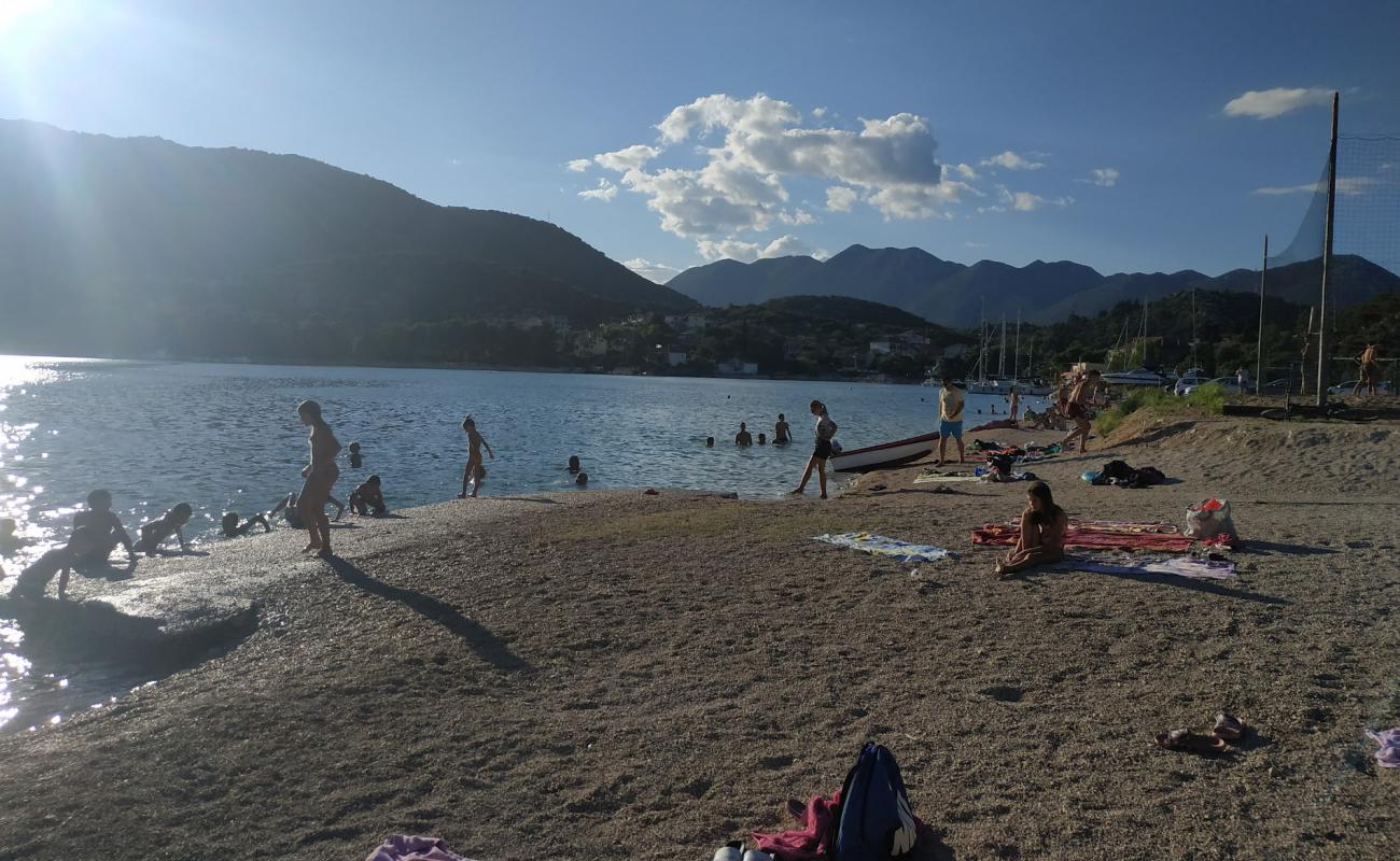 Foto de Trg Ploca beach con guijarro fino oscuro superficie