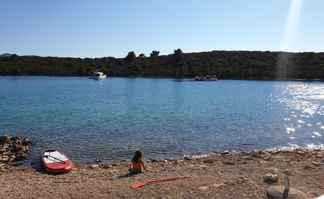 Foto de Bili beach con piedra superficie