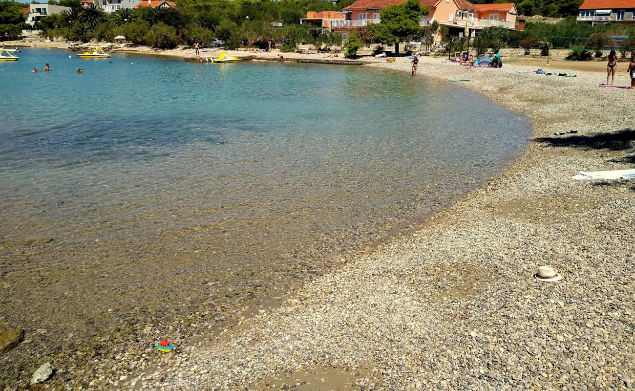 Foto de Denka beach con guijarro fino claro superficie