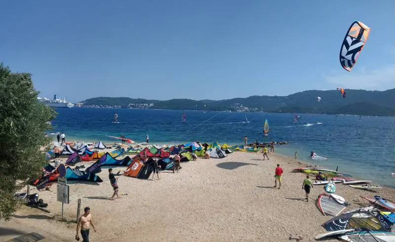 Foto de Viganj III beach con guijarro fino claro superficie