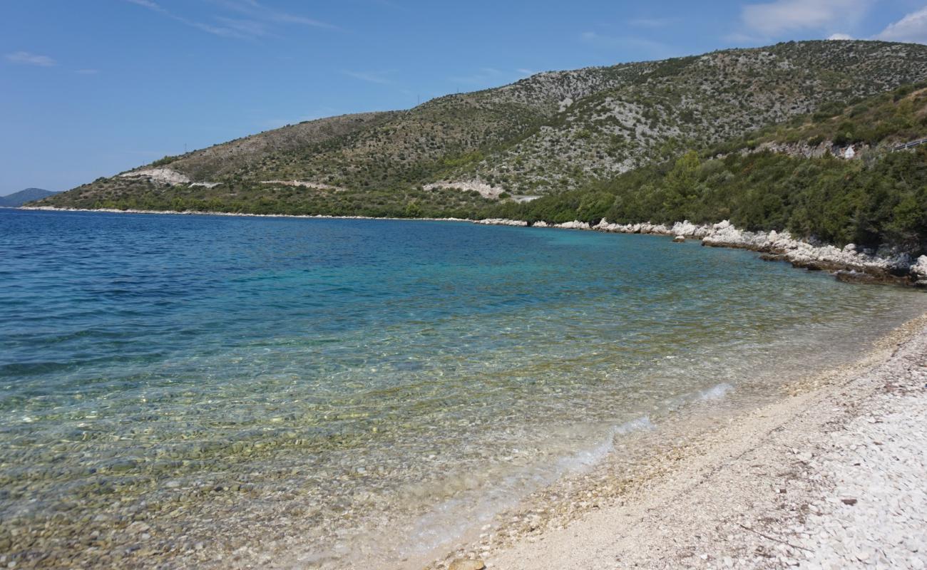 Foto de Budima beach con guijarro ligero superficie