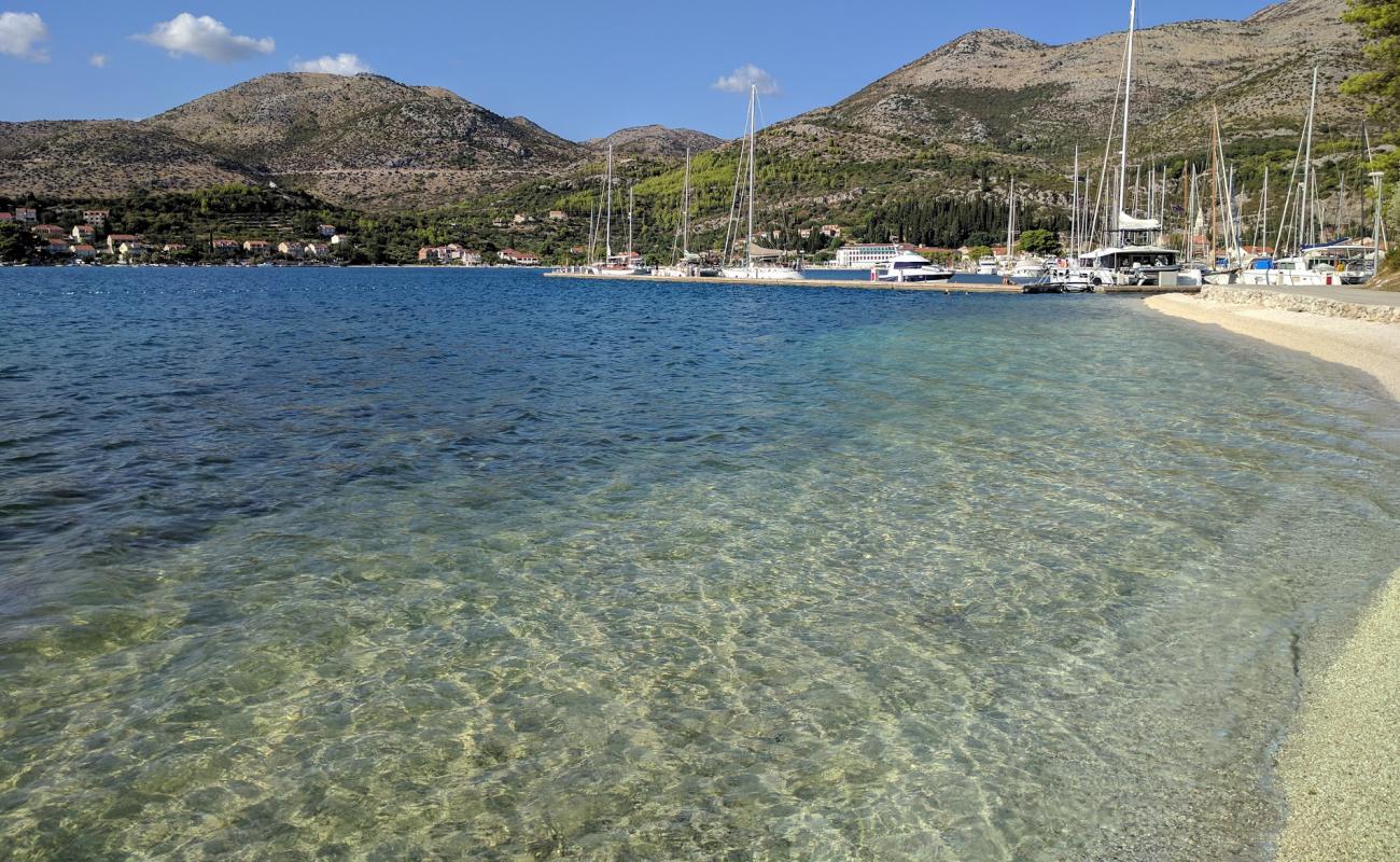 Foto de Karmelska beach con guijarro fino claro superficie