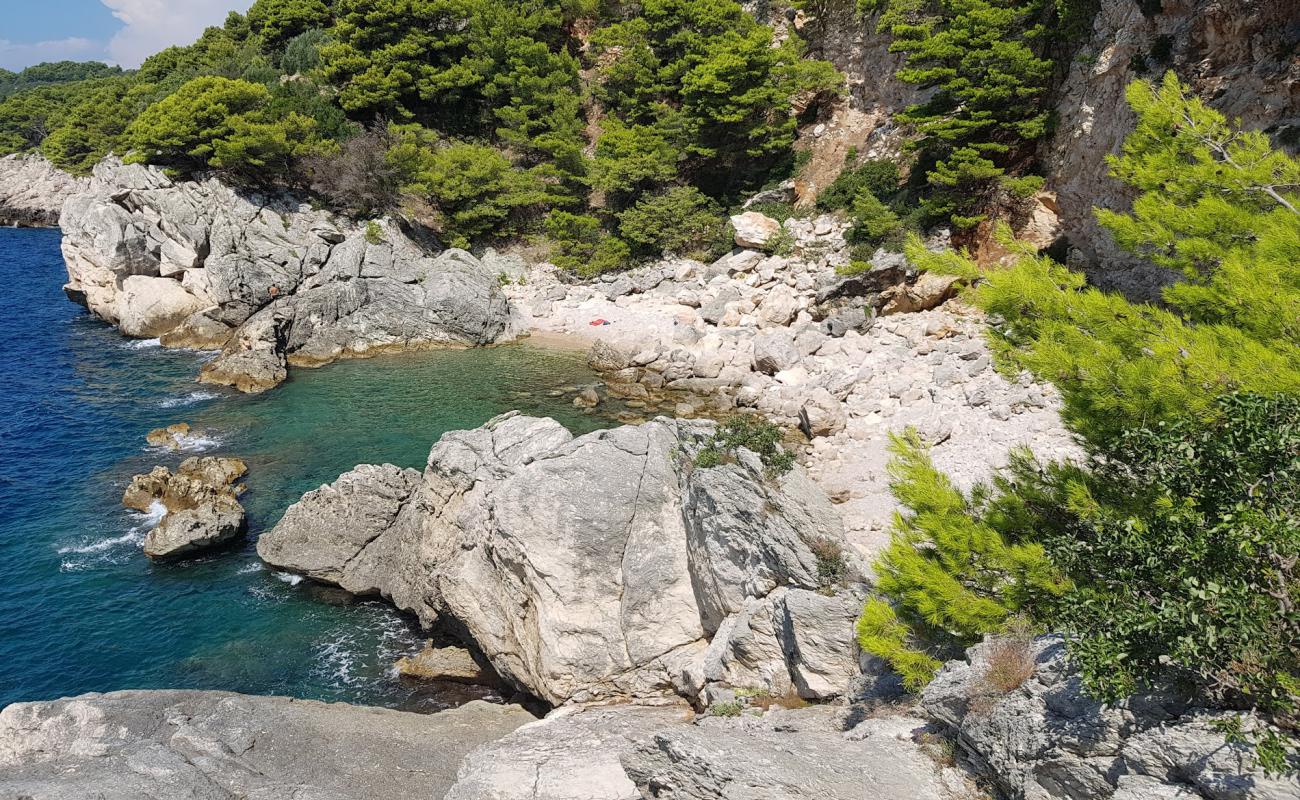 Foto de Gof beach con arena/piedras marrón superficie