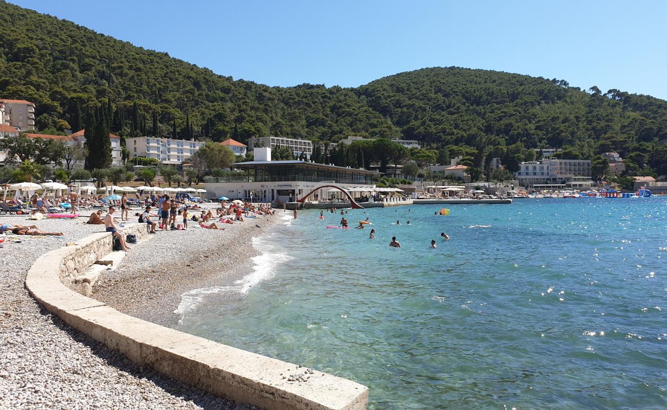 Foto de Uvala Lapad beach con guijarro fino claro superficie