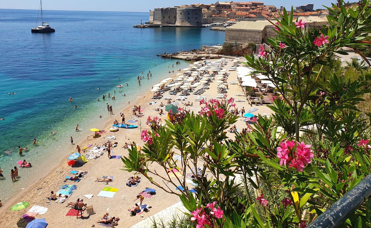 Foto de Banje beach con arena brillante superficie