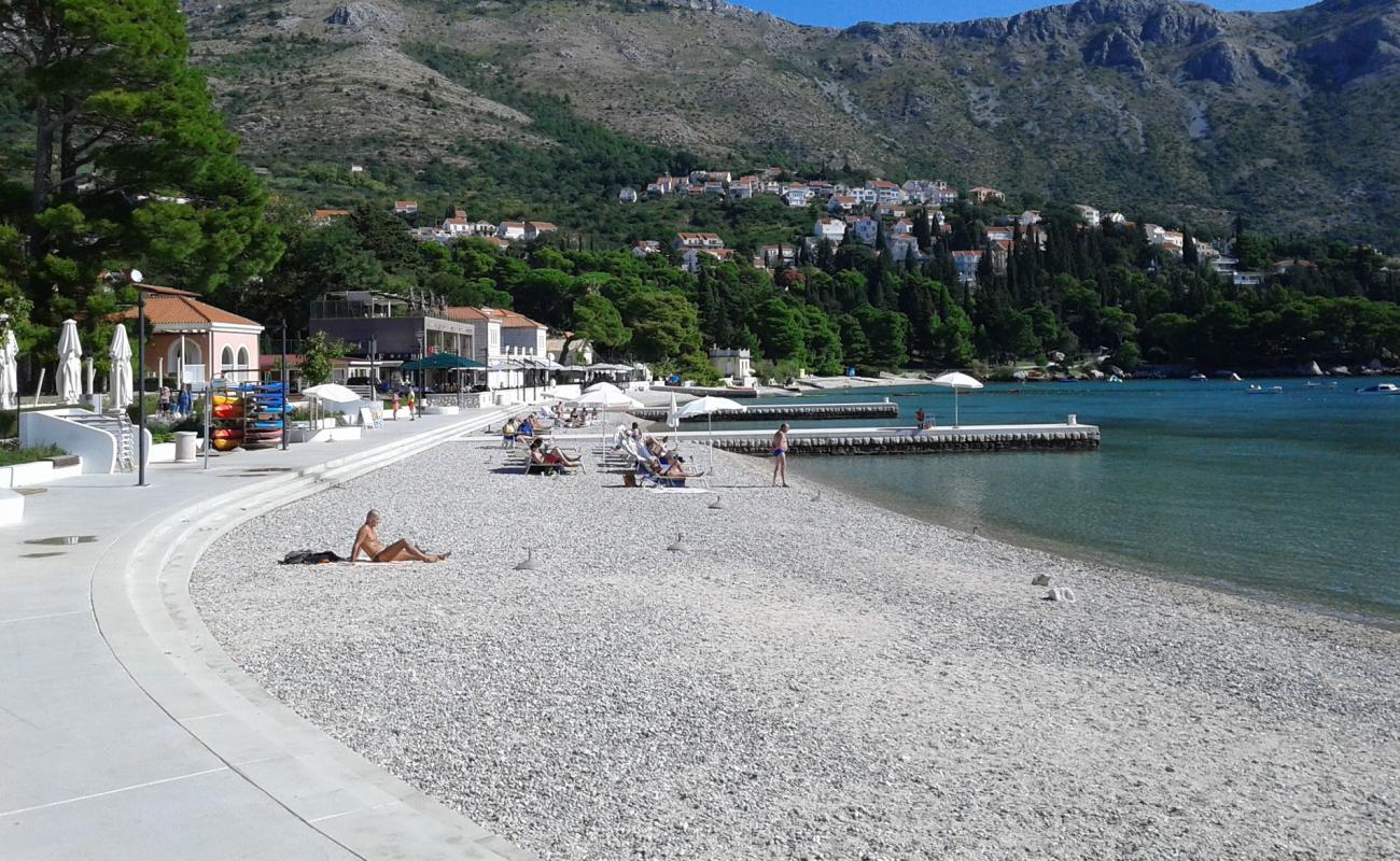 Foto de Srebreno beach con guijarro ligero superficie