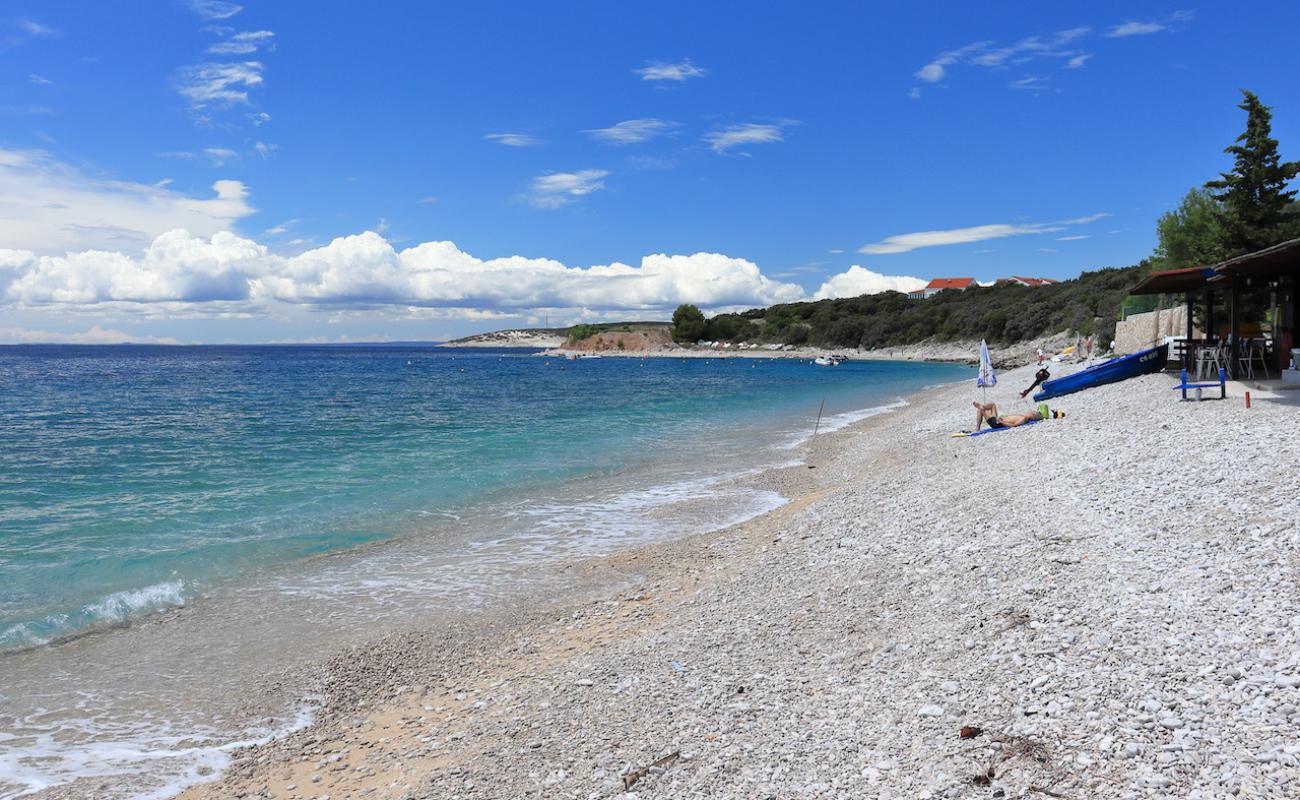 Foto de Miholascica beach con guijarro ligero superficie