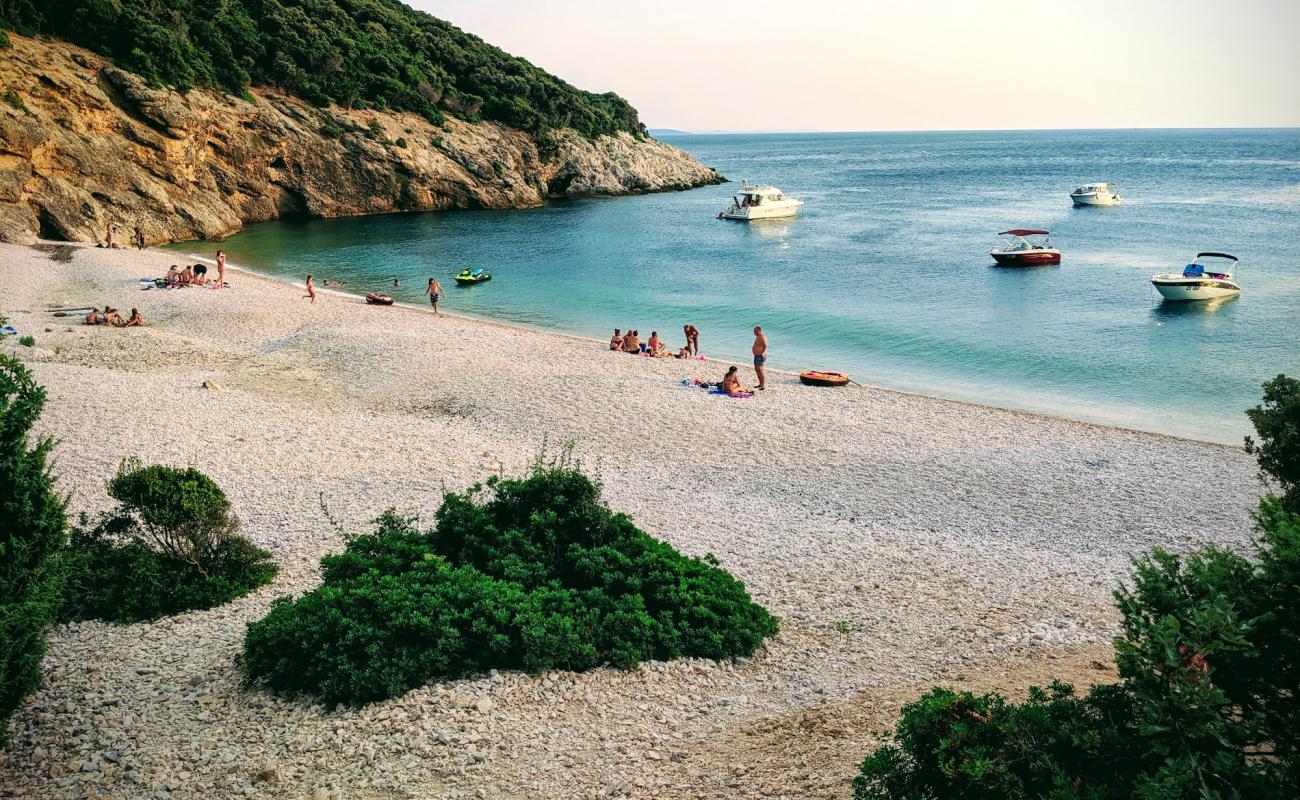 Foto de Blue Cave beach con guijarro fino claro superficie