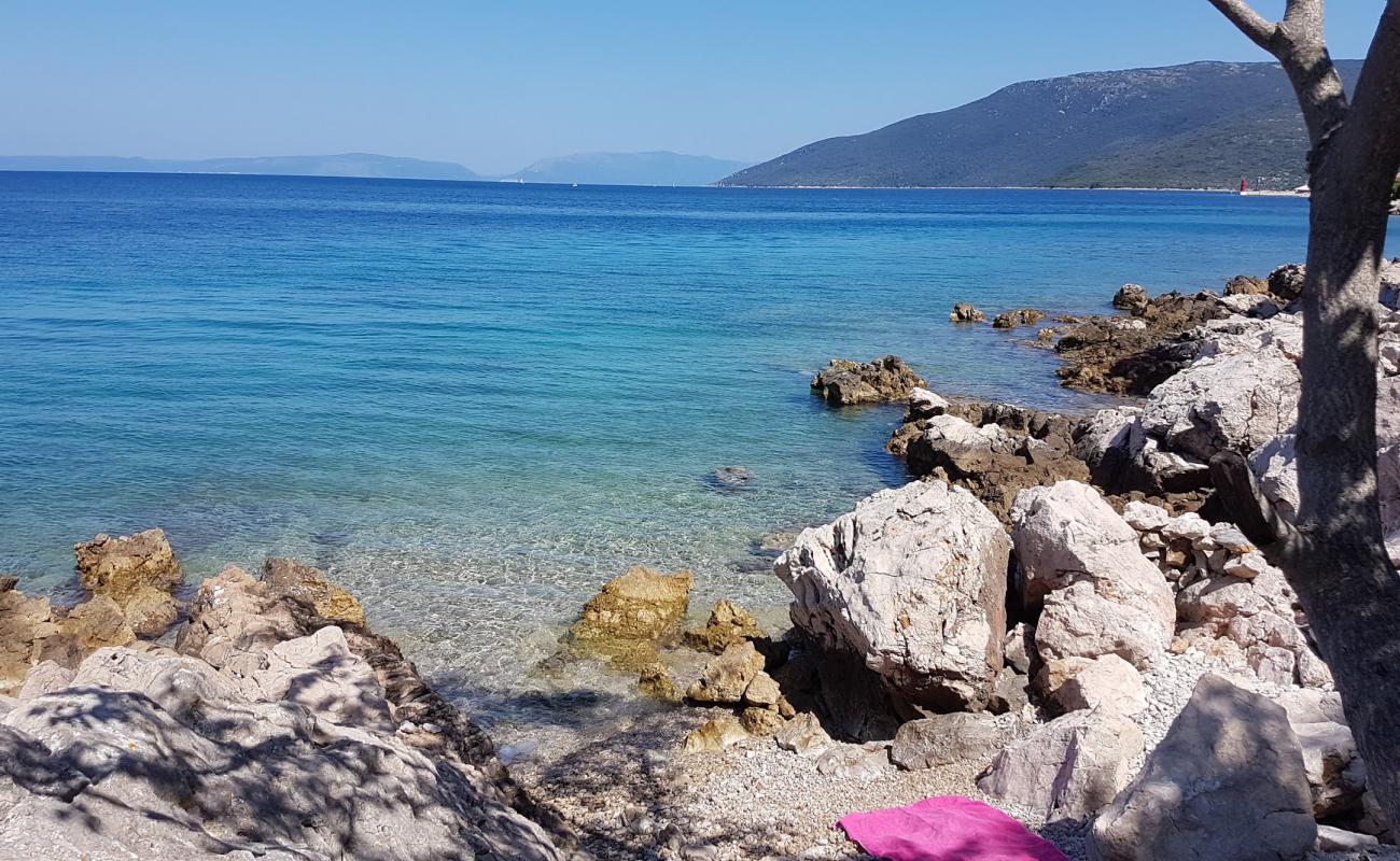 Foto de Divlja beach con piedra superficie