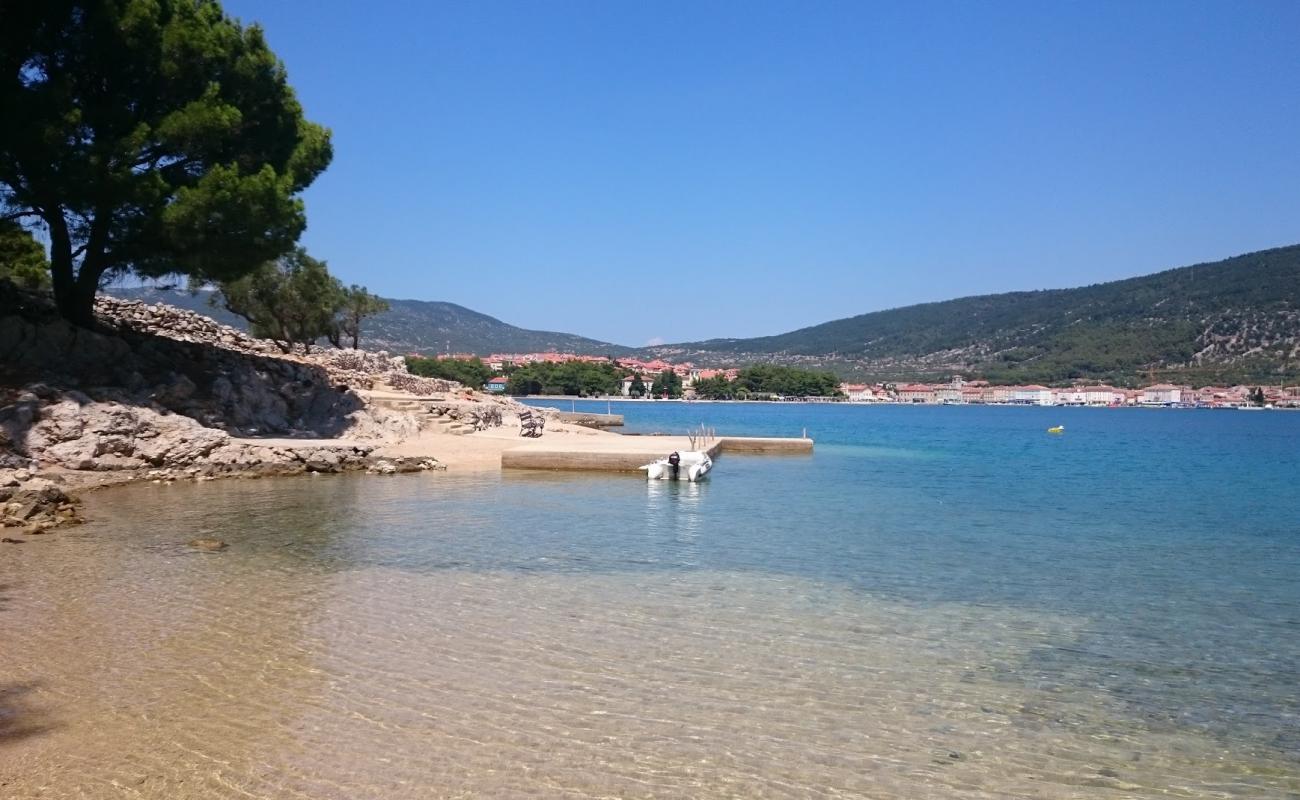 Foto de Drazica beach con hormigón superficie