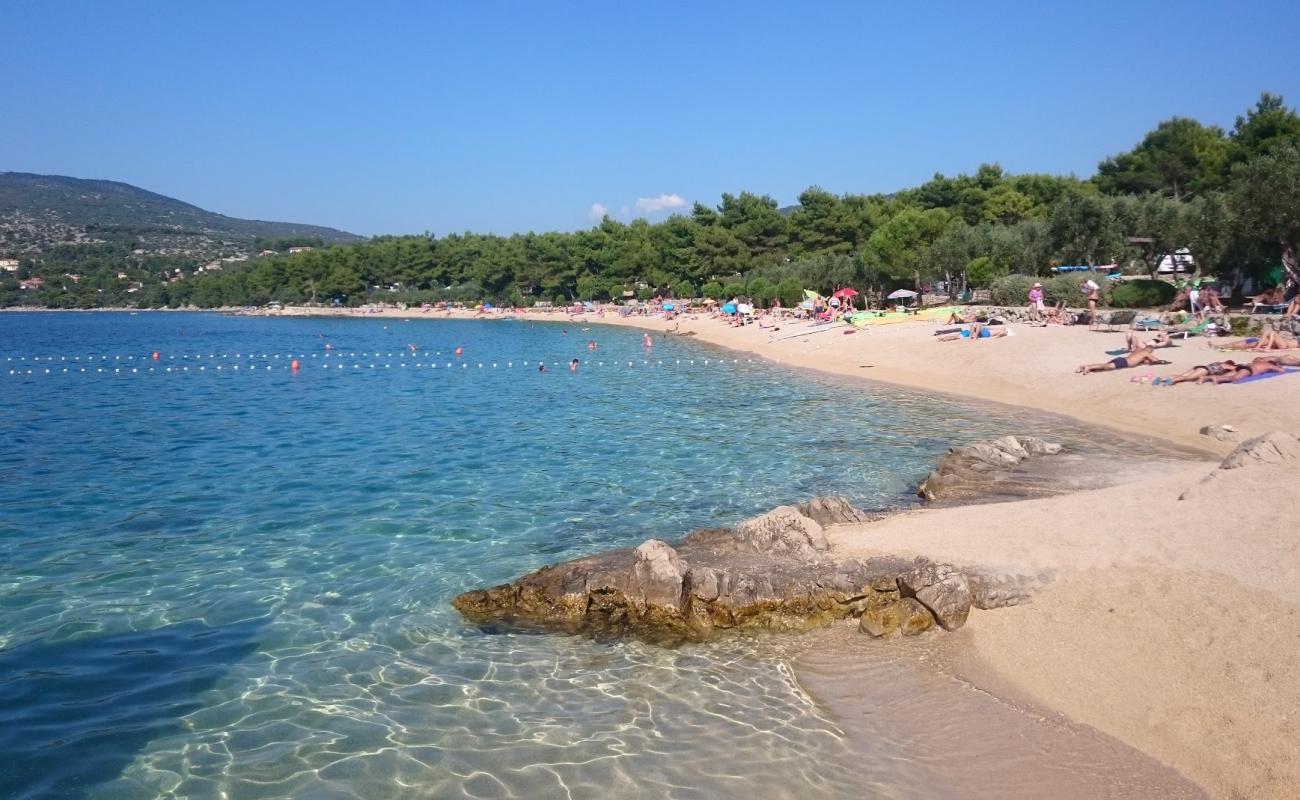 Foto de Kovacine beach con guijarro fino claro superficie