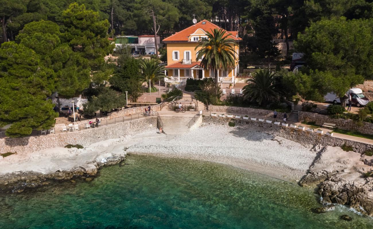 Foto de Mali Losinj con guijarro ligero superficie