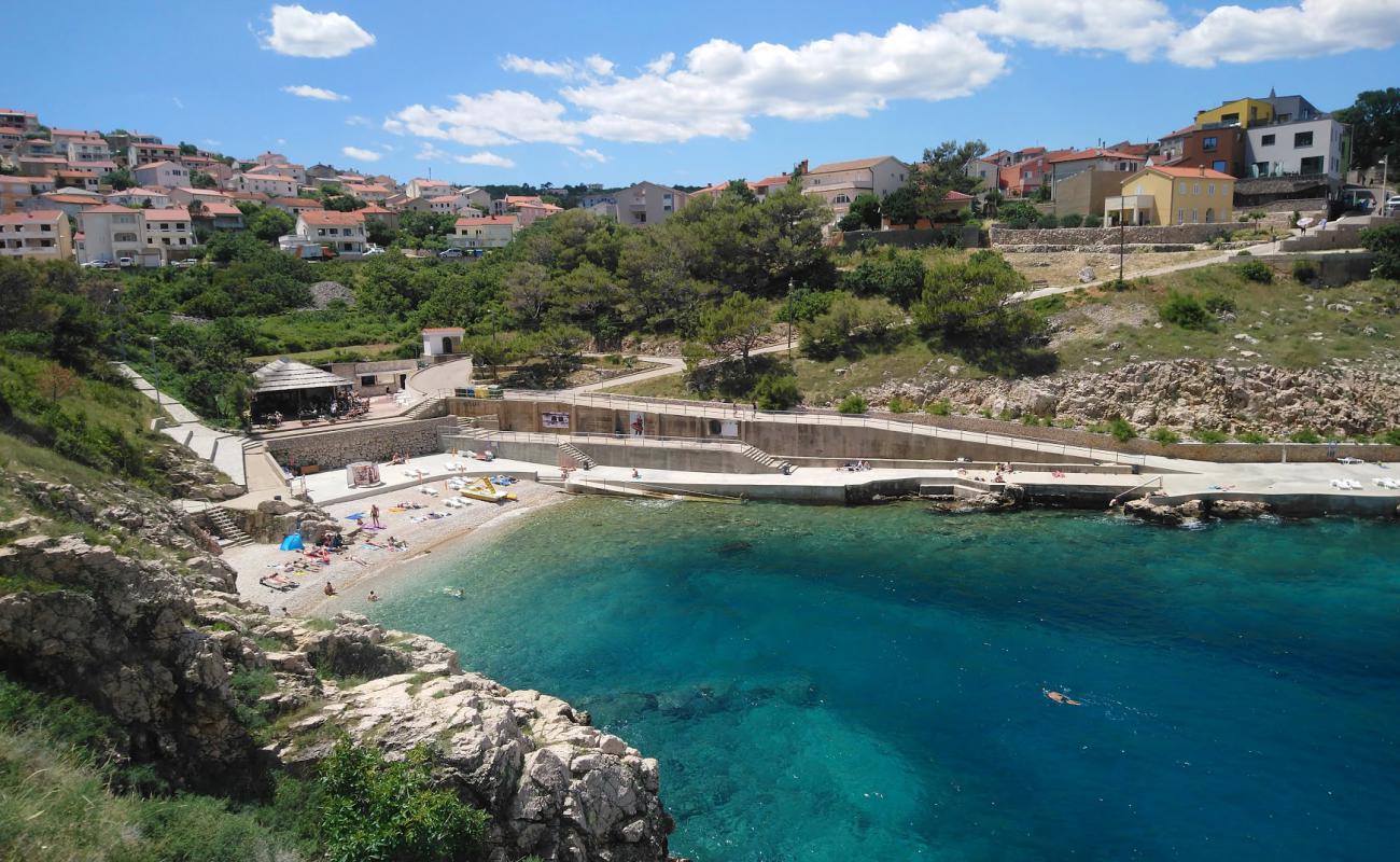 Foto de Vrbnik beach con guijarro fino claro superficie