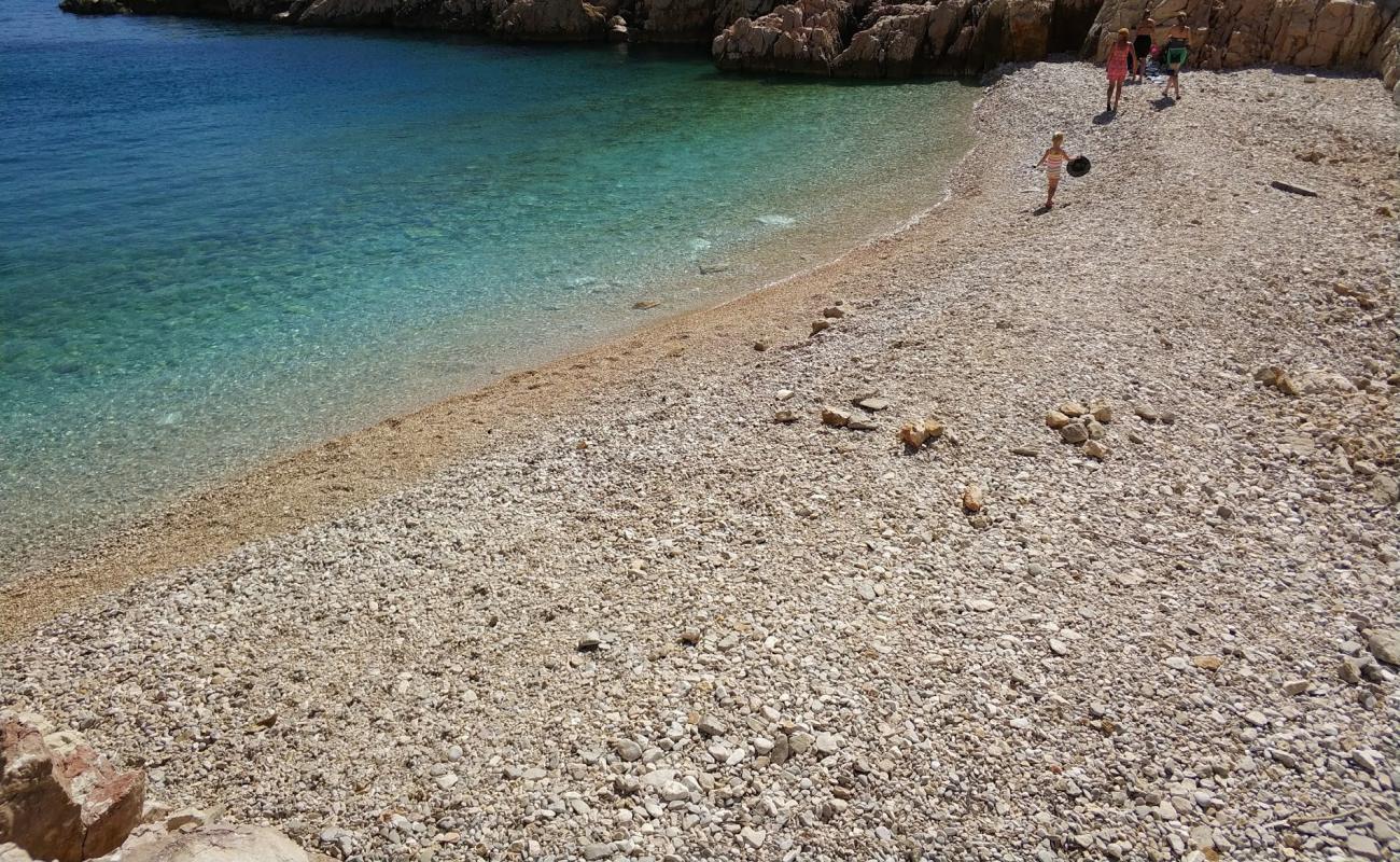 Foto de Konjska beach con guijarro ligero superficie