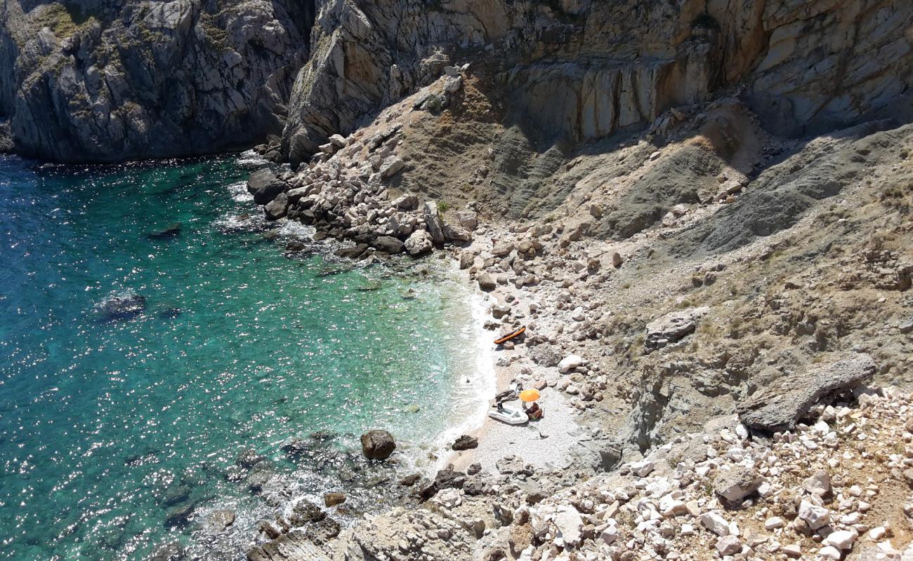 Foto de Skrinjica beach con piedra superficie