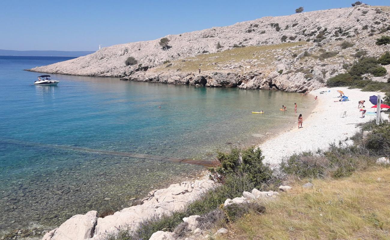 Foto de Surbova beach con guijarro blanco superficie