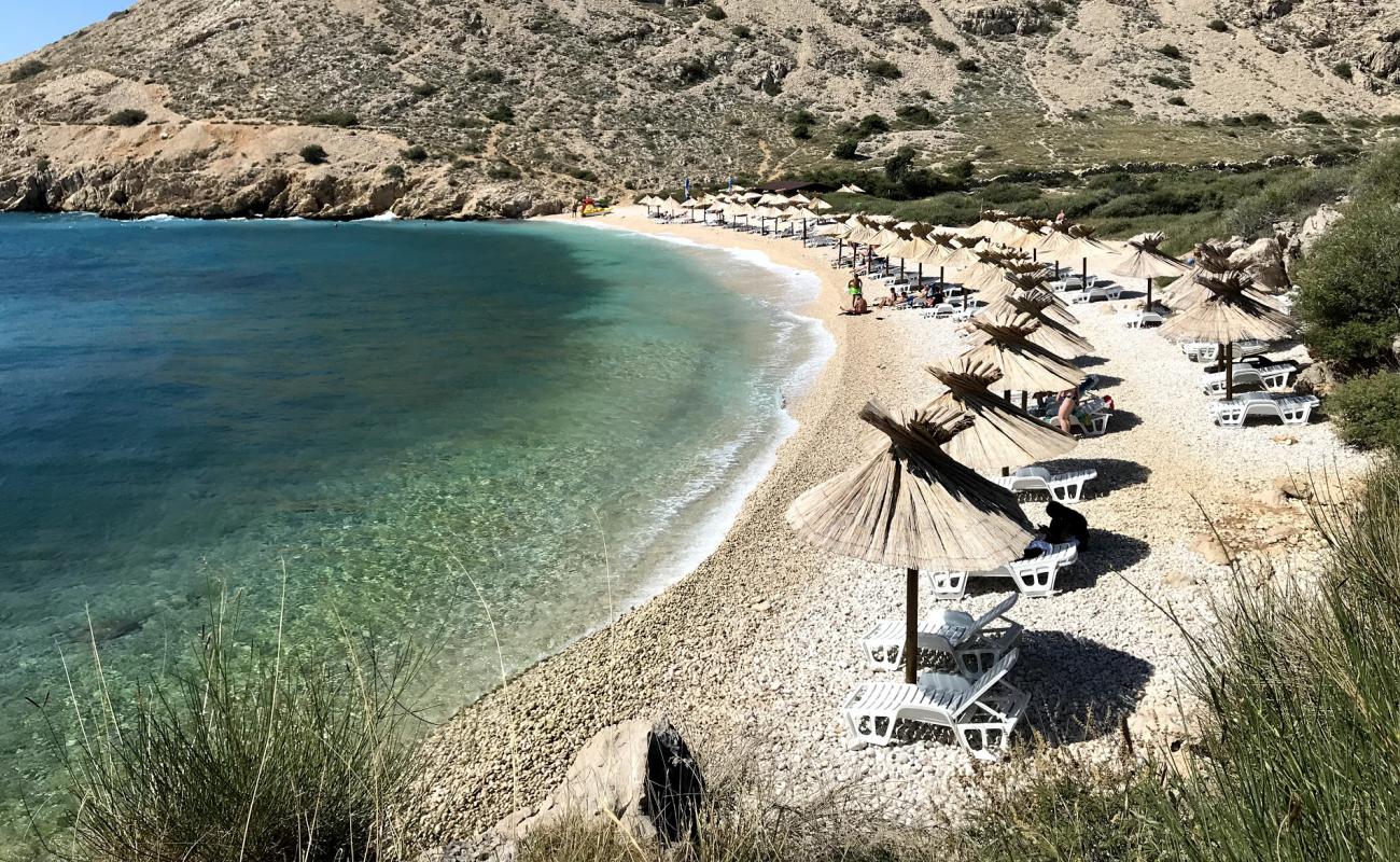 Foto de Playa de Oprna Bay con guijarro fino claro superficie