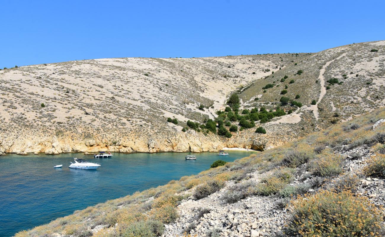 Foto de Uvala Stara Baska II con guijarro ligero superficie