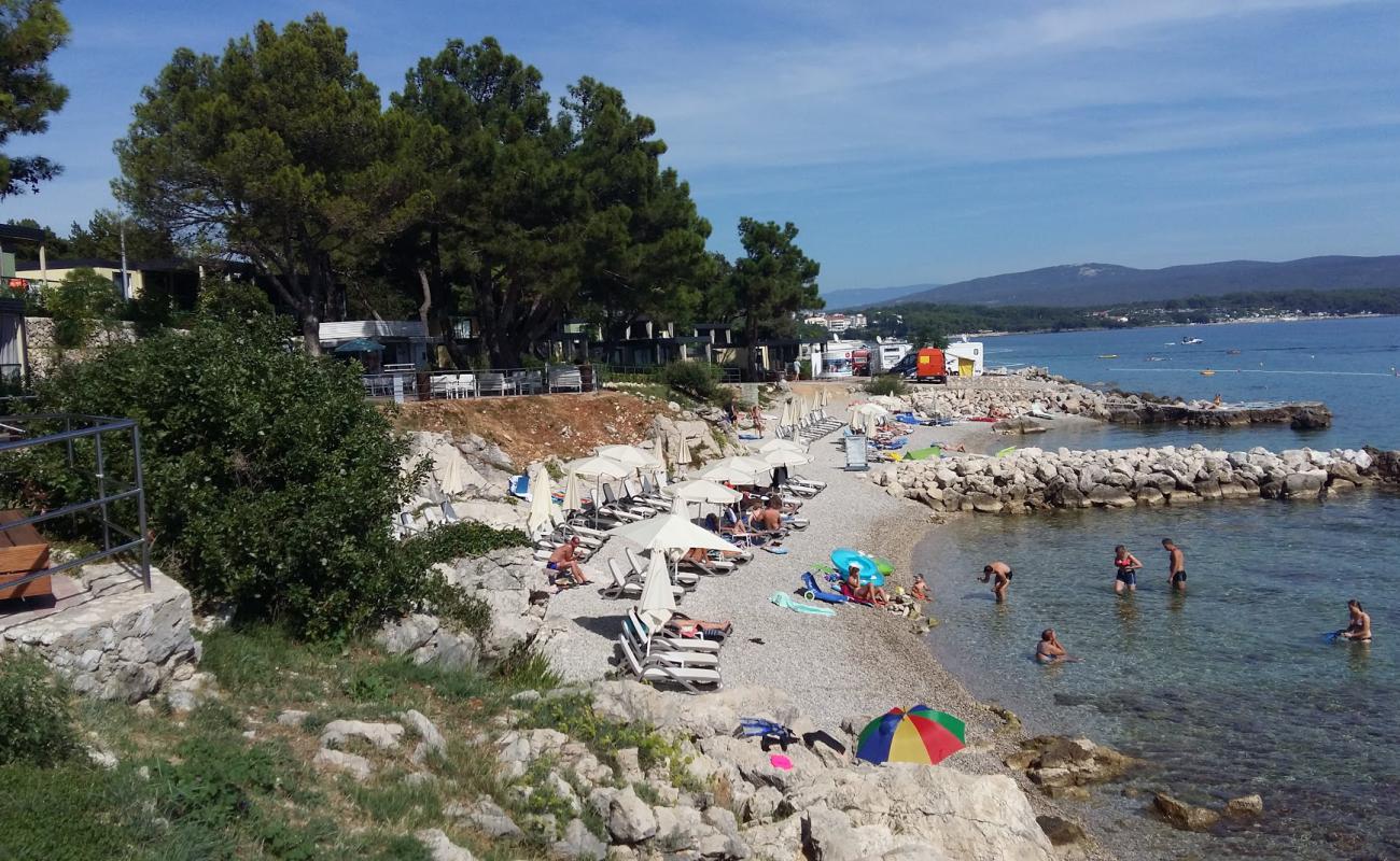 Foto de Karaka beach con guijarro fino claro superficie