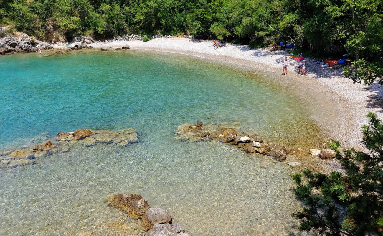 Foto de Makneli beach con guijarro ligero superficie