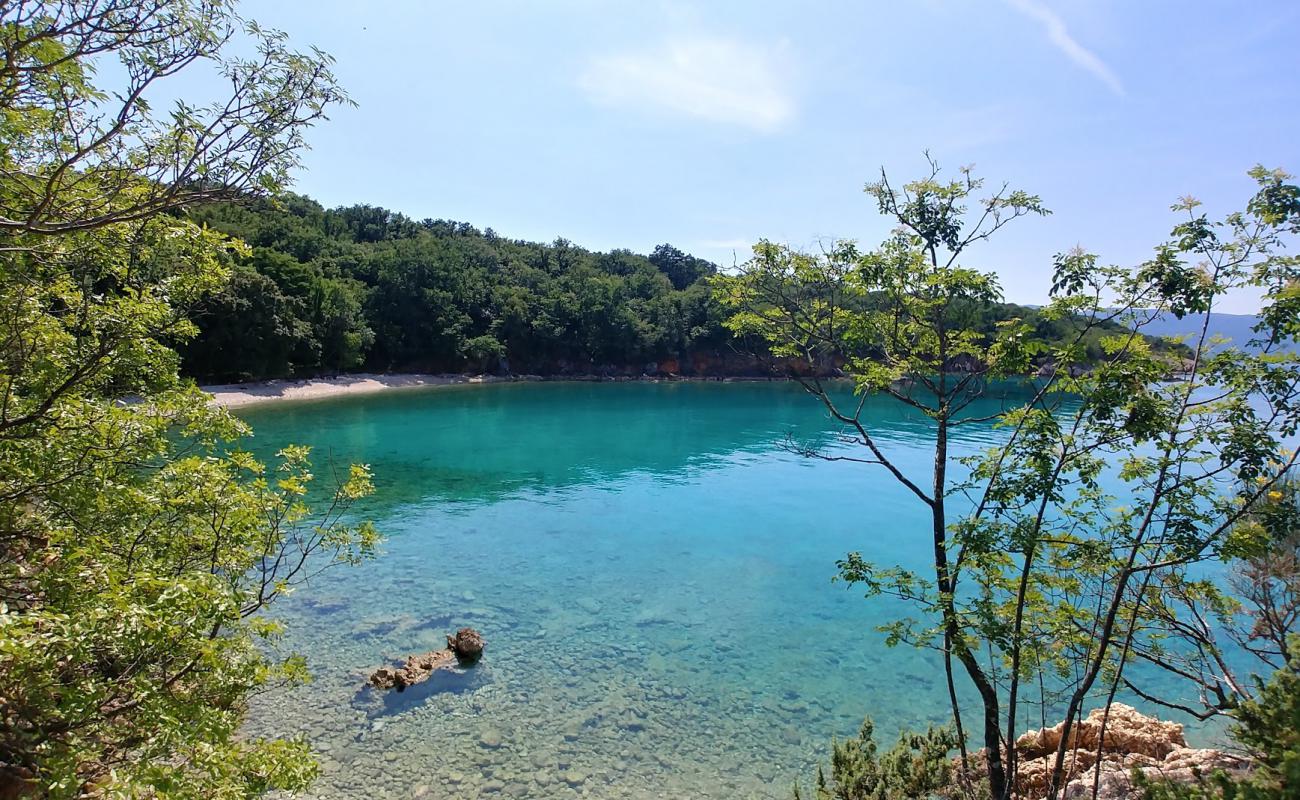 Foto de Brzac bay con guijarro fino claro superficie