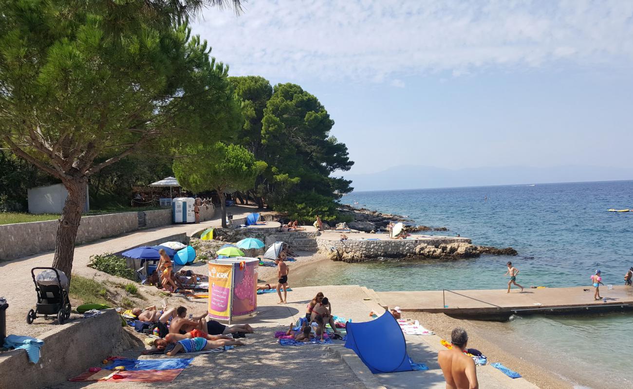 Foto de Uhlic beach con guijarro fino claro superficie