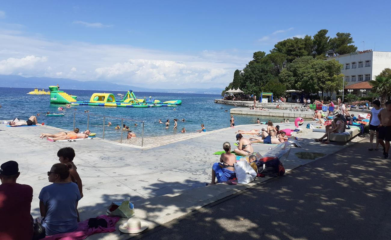 Foto de Malinska beach con guijarro fino claro superficie