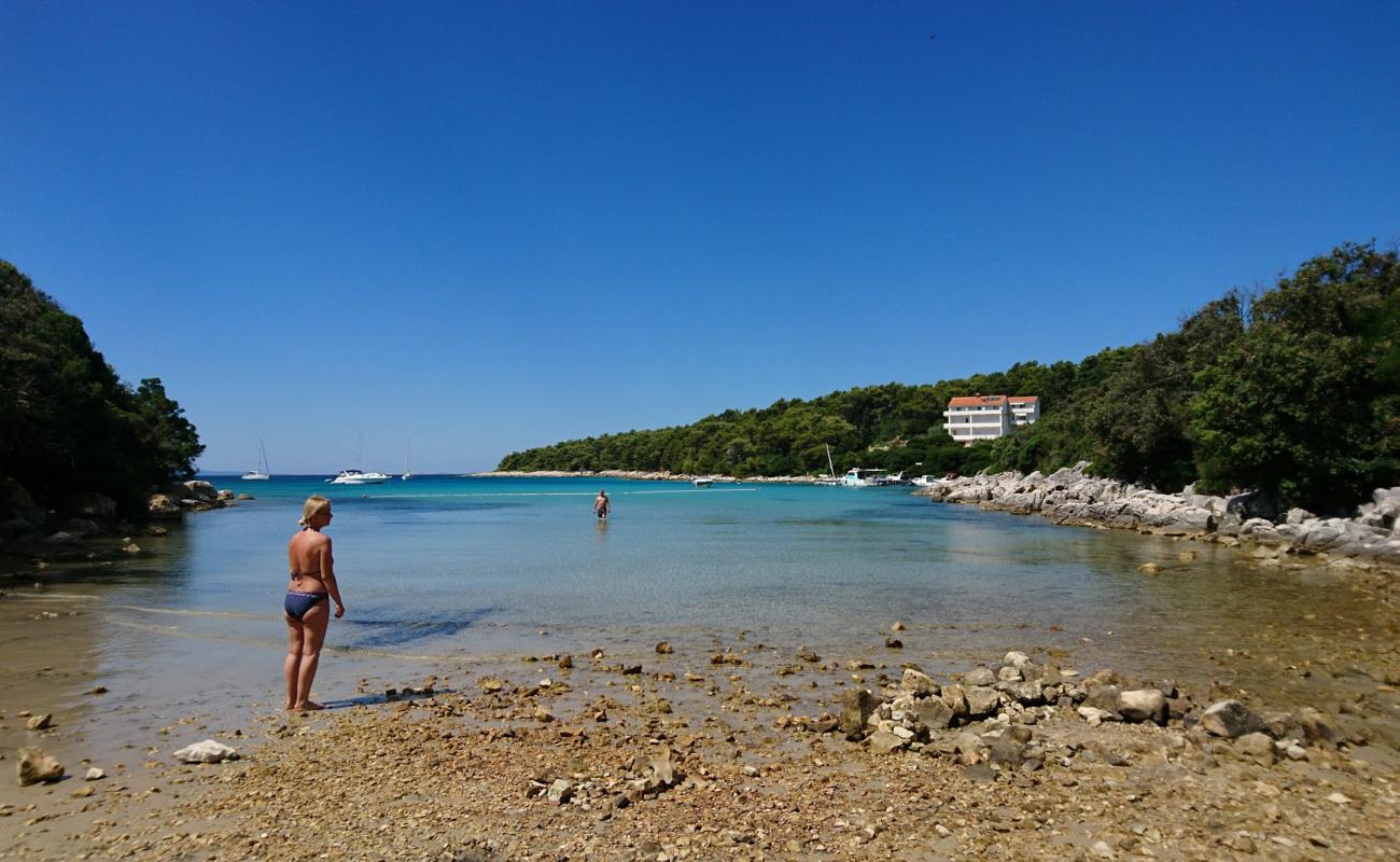 Foto de Gozinka beach con arena brillante y rocas superficie