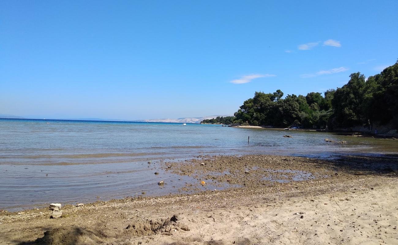 Foto de Crikvena II beach con arena brillante y rocas superficie