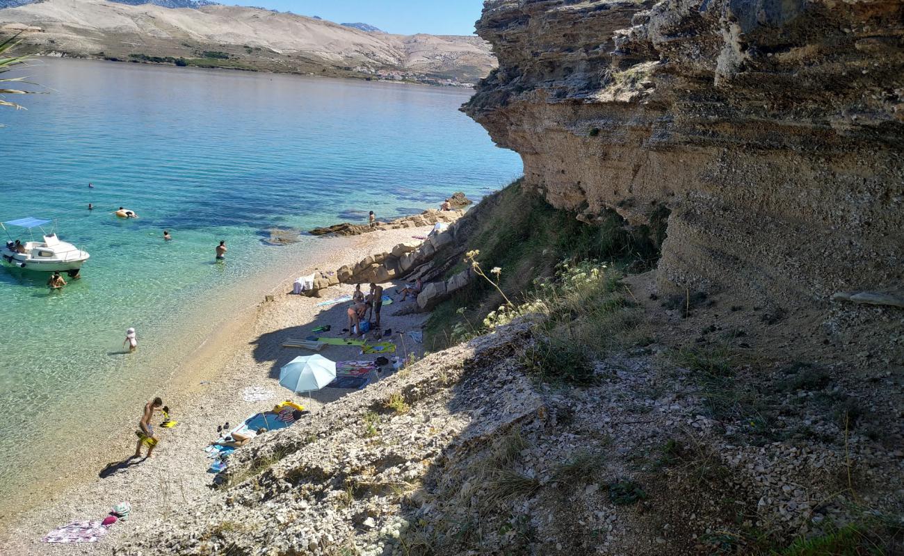 Foto de Pirka beach con guijarro fino claro superficie