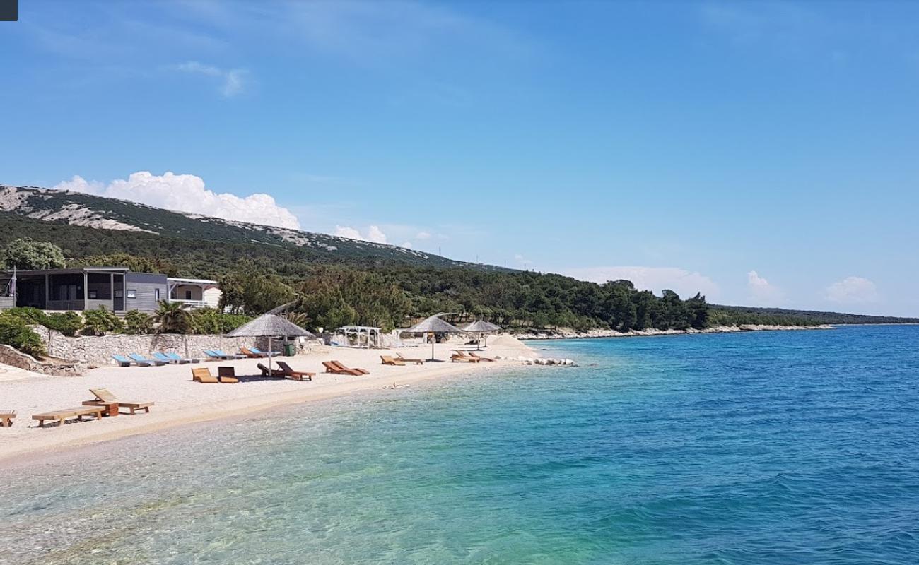 Foto de Simuni beach con guijarro fino claro superficie