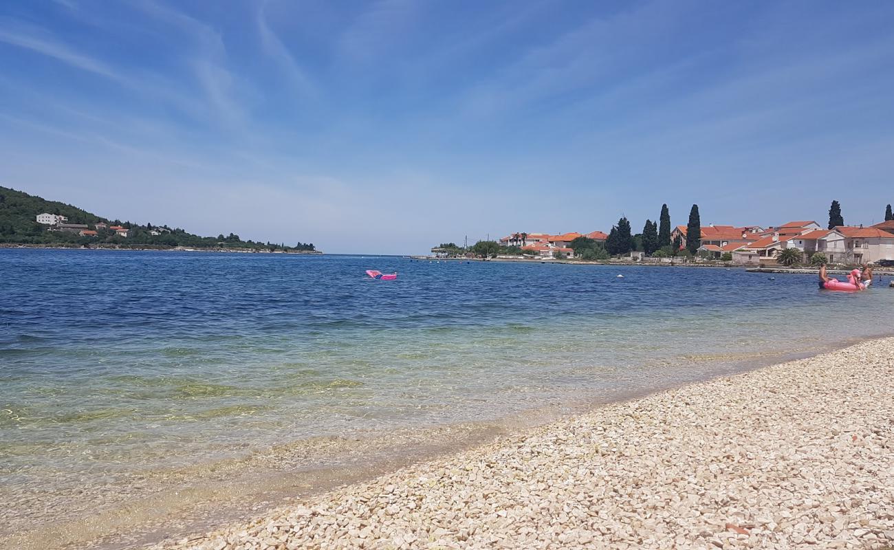 Foto de Sutomiscica beach con arena/guijarros negro superficie