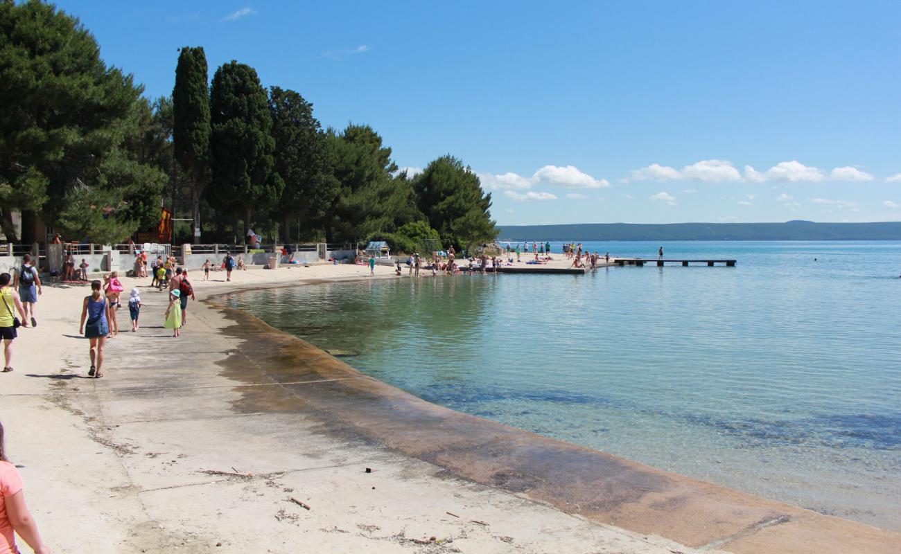 Foto de Matlovac beach con hormigón superficie