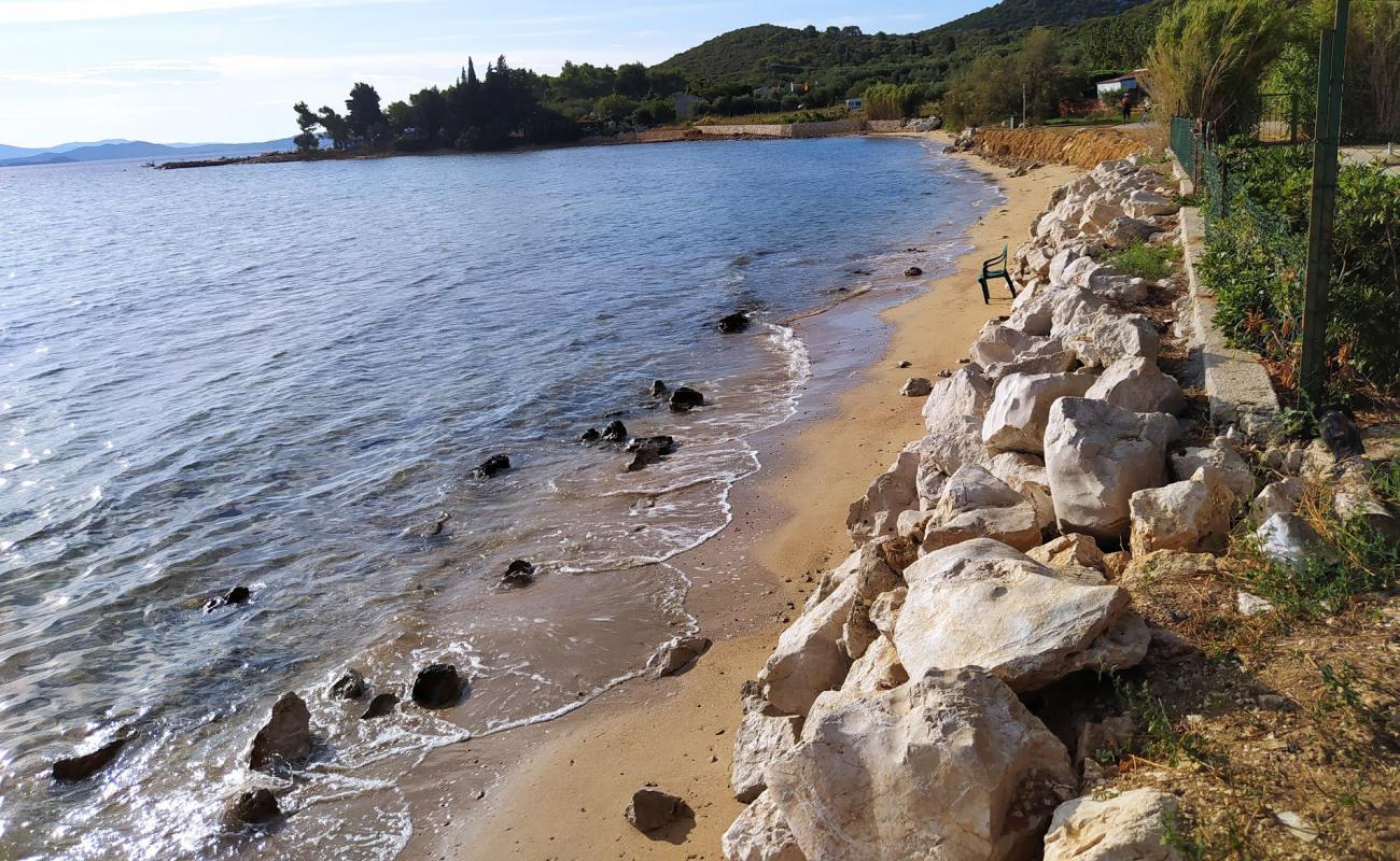 Foto de Bartovica beach con arena oscura superficie