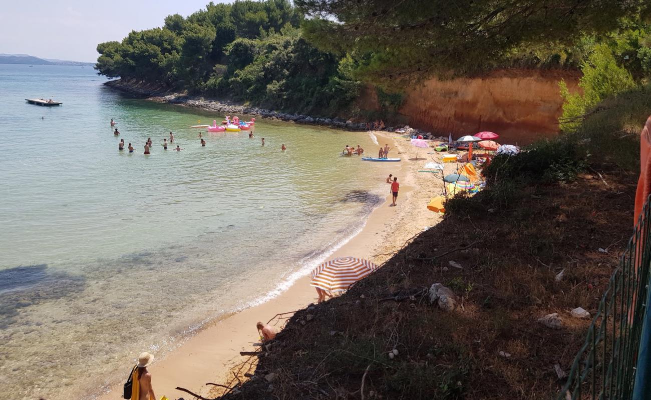 Foto de Sovinje beach con arena oscura superficie