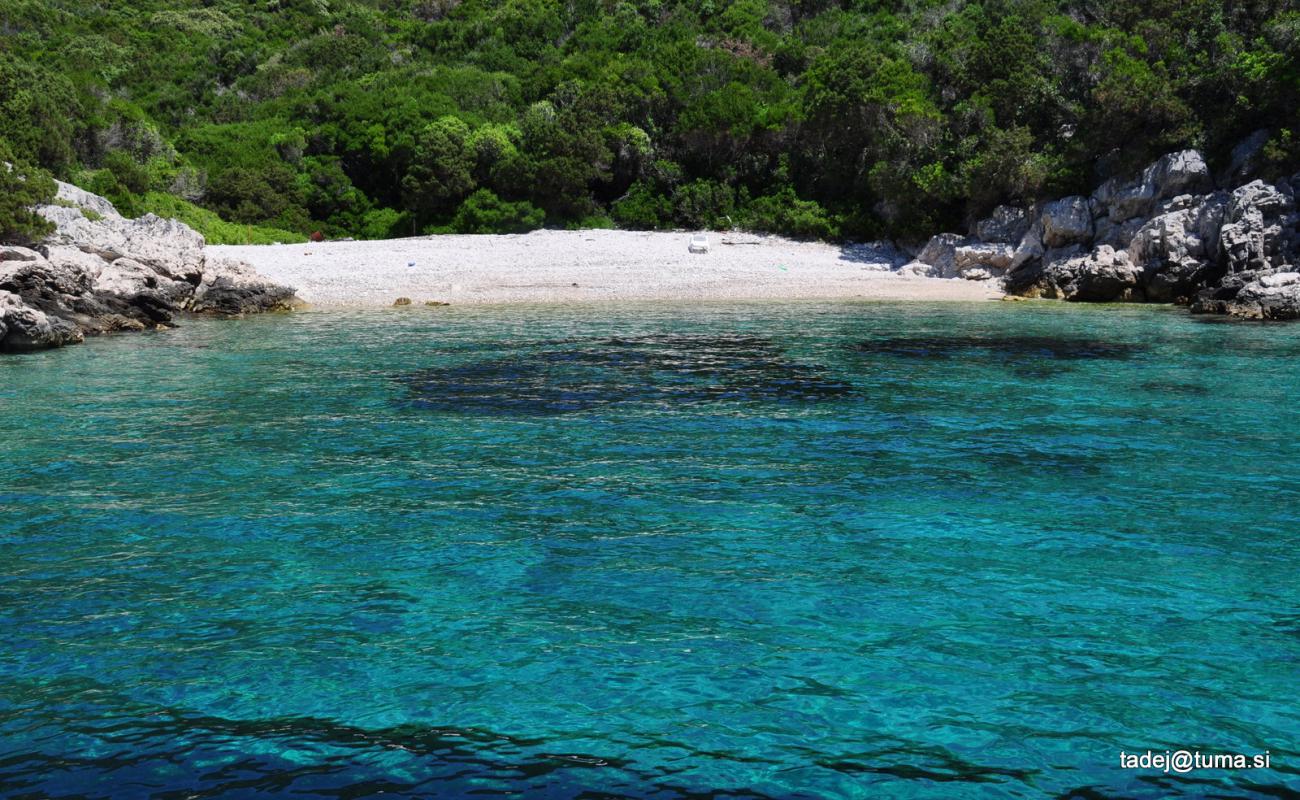 Foto de Sovlje Bay con guijarro ligero superficie