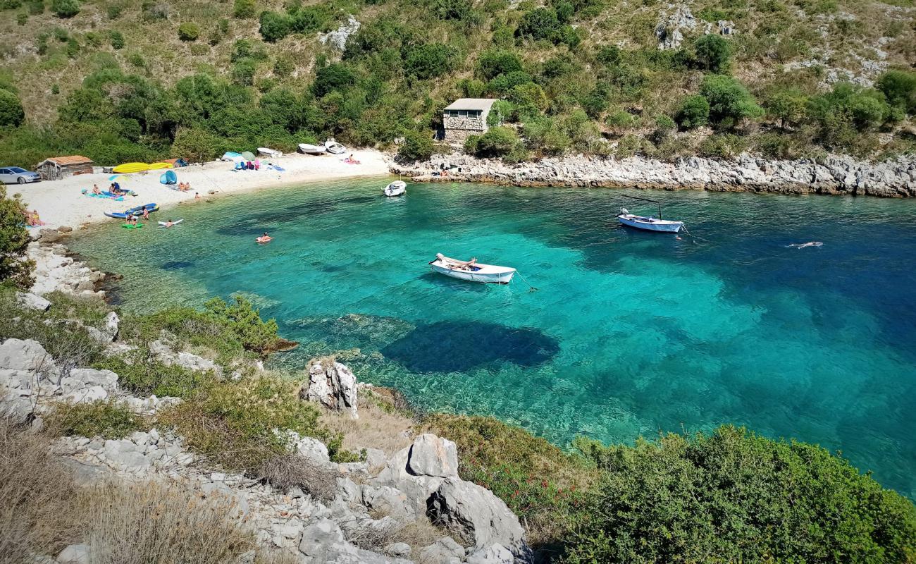 Foto de Brbinjscica Bay con guijarro blanco superficie