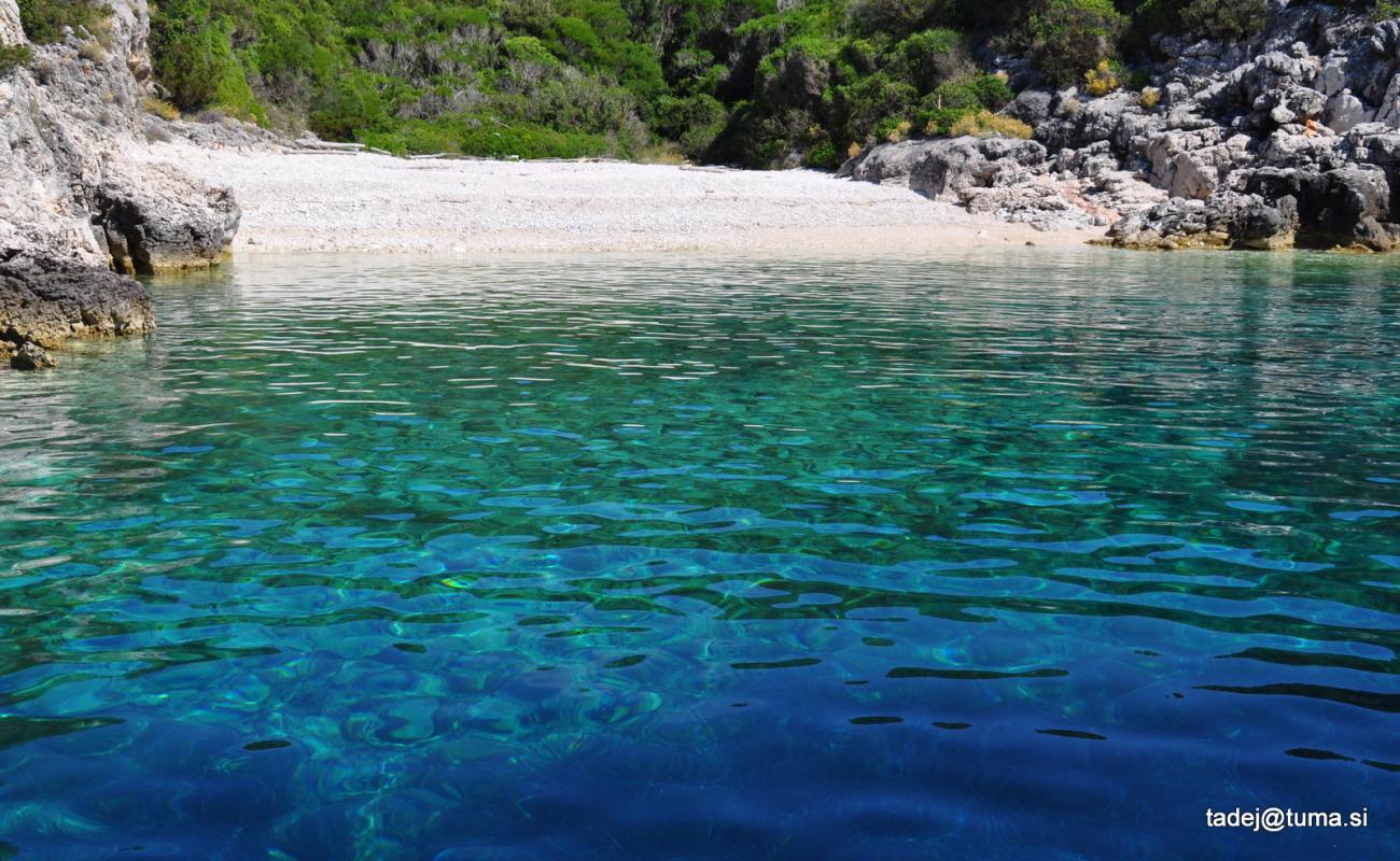 Foto de Brbinjscica Bay II con guijarro blanco superficie