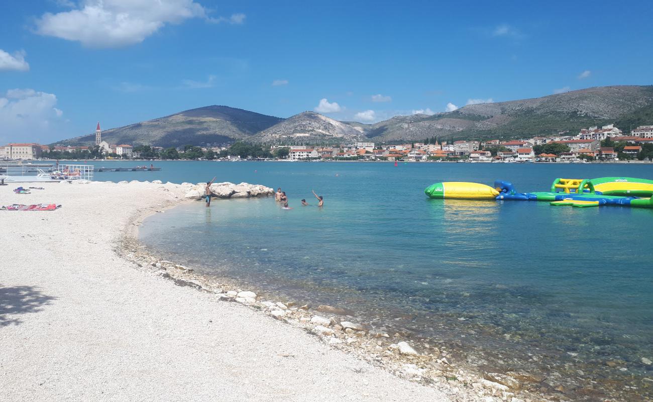 Foto de Trogir beach con guijarro ligero superficie