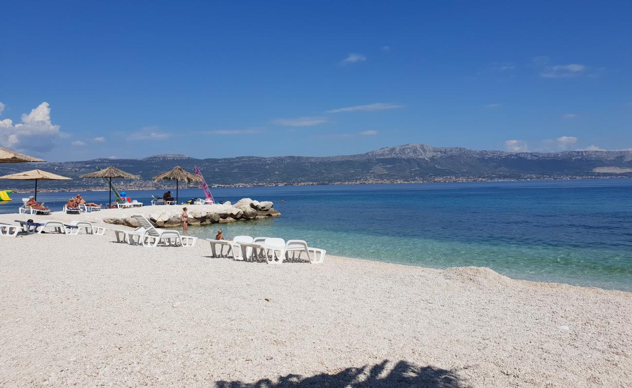 Foto de Playa de Osoje con guijarro fino blanco superficie