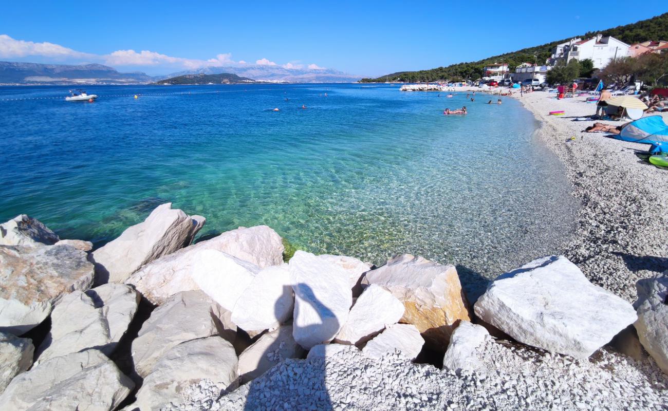 Foto de Slatine IV beach con guijarro fino blanco superficie