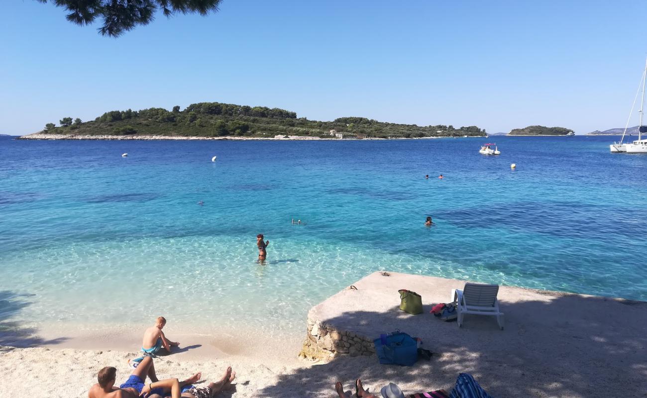 Foto de Duga beach con guijarro fino claro superficie