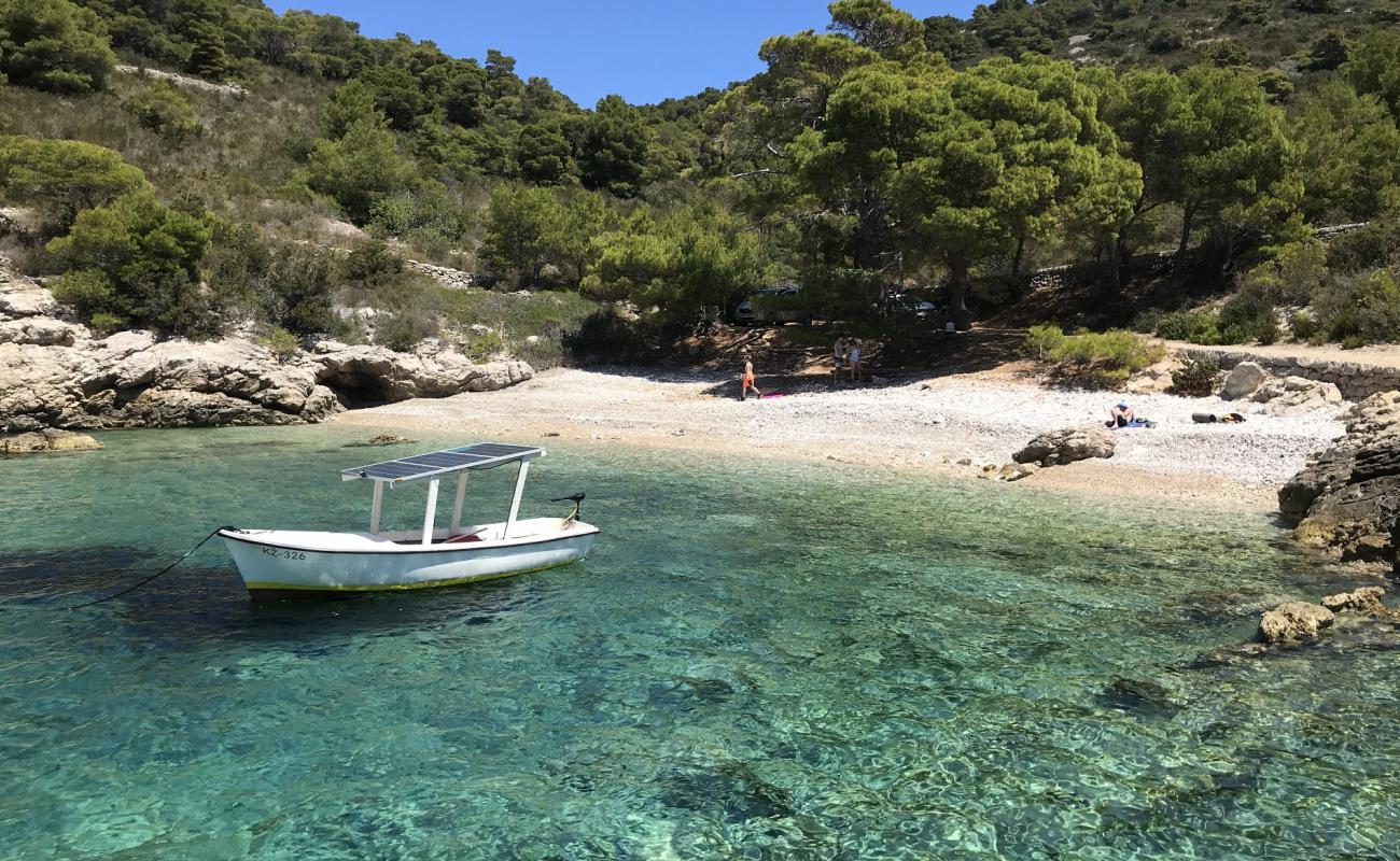 Foto de Barjoska beach con guijarro ligero superficie