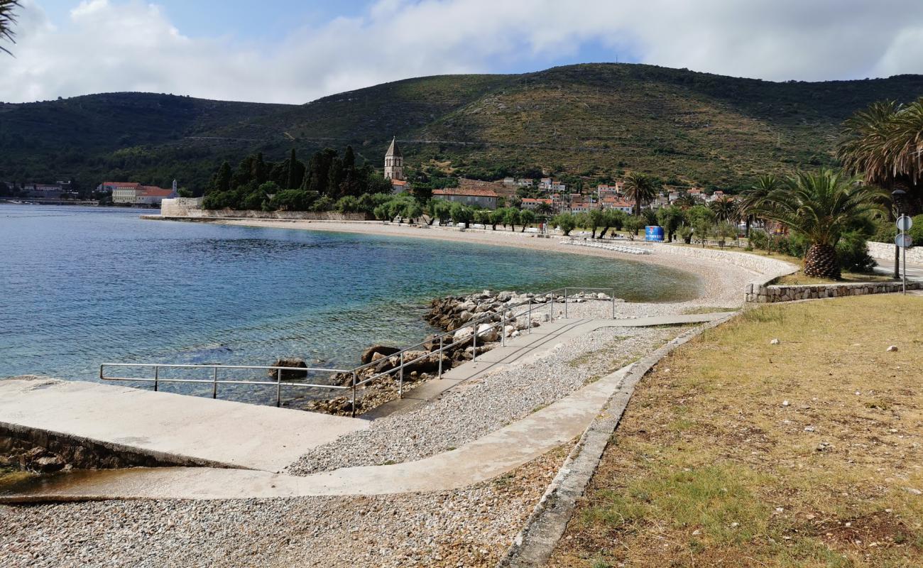 Foto de Prirovo beach con guijarro fino claro superficie