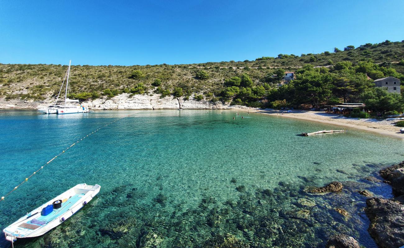 Foto de Porat beach con arena oscura superficie